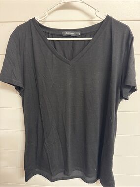 Automet Women's Black V-Neck Short Sleeve Tee